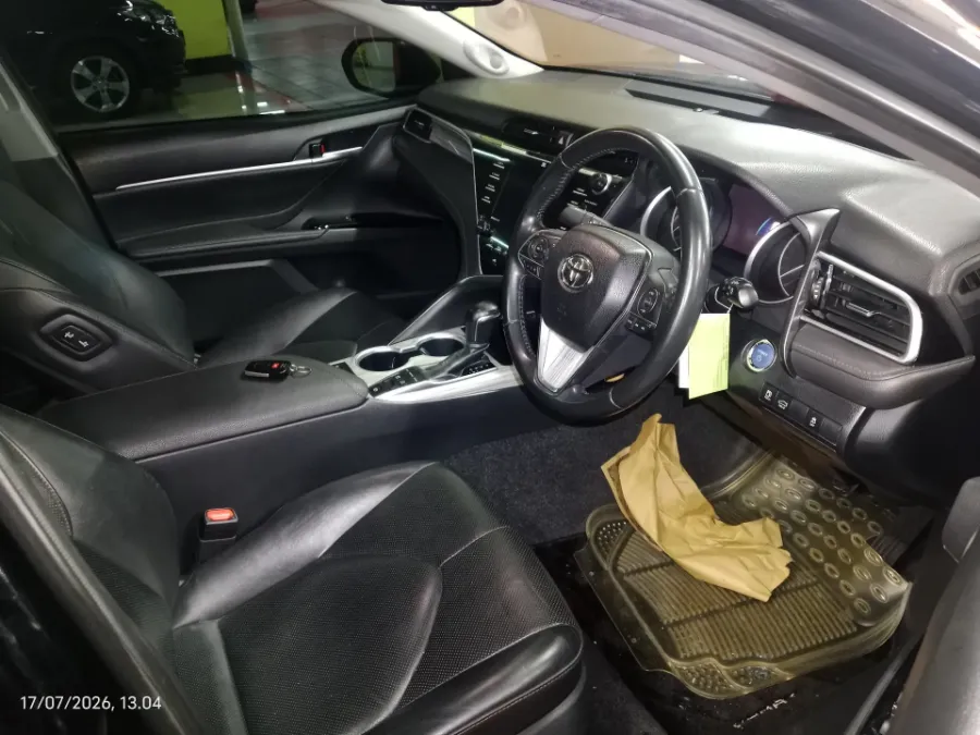 Foto Mobil Bekas Kabin Depan Toyota Camry 2.5 Hybrid tahun 2020